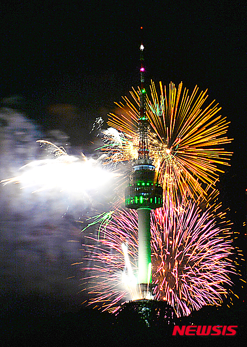 【서울=뉴시스】 배훈식 기자 = 광복 70주년 기념 불꽃축제가 14일 오후 서울 용산구 서울N타워 위로 펼쳐지고 있다. 2015.08.14.&nbsp; dahora83@newsis.com