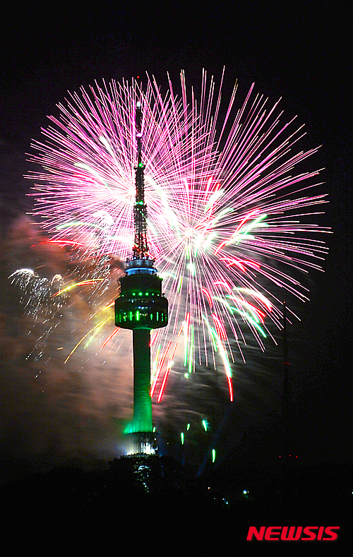 【서울=뉴시스】 배훈식 기자 = 광복 70주년 기념 불꽃축제가 14일 오후 서울 용산구 서울N타워 위로 펼쳐지고 있다. 2015.08.14.&nbsp; dahora83@newsis.com