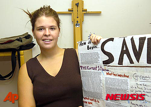 【워싱턴=AP/뉴시스】수니파 극단주의 무장세력 '이슬람국가'(IS) 최고지도자가 지난 2월 숨진 것으로 확인된 미국 여성 인질을 포함해 다수의 여성을 성노예로 삼아 확대했다는 사실이 뒤늦게 확인됐다. 미 첩보 당국은 IS 최고지도자 아부 바크르 알바그다디가 시리아 알샤다디야에 있는 은신처에서 납치된 여성을 가둬놓고 성적인 확대를 자행했다고 전했다. 성적 확대를 받은 여성 중에는 납치된 이라크 소수민족인 야지디족 10대 소녀들뿐 아니라 2년 전 IS에 납치됐다가 올해 초 숨진 것으로 확인된 20대 미국인 인권활동가 케일라 뮬러(사망 당시 26세)도 포함된 것으로 전해졌다. 지난 2013년 5월30일 뮬러의 생전모습. 2015.08.15.