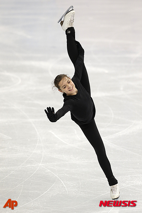 【소치=AP/뉴시스】일본 피겨스타 아사다 마오(25)가 현역 복귀전에서 아델리나 소트니코바(19·러시아)와 대결을 펼친다. 사진은 지난해 2월20일 러시아 소치의 아이스버그 스케이팅장에서 훈련을 하는 소트니코바의 모습. 2015.08.15.