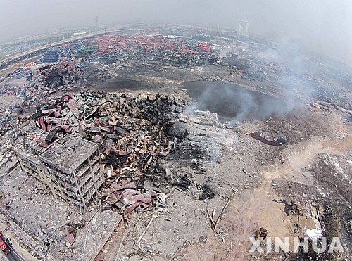 【톈진=신화/뉴시스】지난 12일 발생한 중국 톈진항 물류창고 폭발 사고 사망자가 104명으로 늘었다. 15일 중국 신화왕은 사고지휘본부를 인용해 현재 사망자 수가 이같이 확인됐다고 전했다. 15일에 촬영된 사고현장 항공 사진. 2015.08.16