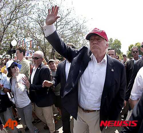 【아이오와=AP/뉴시스】미국 공화당 대선 경선주자 도널드 트럼프가 15일(현지시간) 미국 아이오와주(州) 박람회장에서 시민들에게 손을 흔들고 있다. 2015.08.16.
