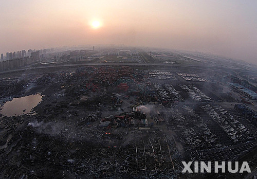 【톈진=신화/뉴시스】중국 동북부 톈진(天津)항에서 12일 연쇄 폭발사고가 발생했다. 관료는 기자회견에서 사고로 112명이 숨지고 95명이 실종됐으며, 실종자 중 85명이 소방관이라고 전했다. 또 16일 중국 리커창(李克强) 총리가 톈진항을 방문해 사고를 진압 중인 소방관들을 만났다. 폭발사고가 있었던 톈진항의 창고 부지를 16일 촬영한 사진. 2015.08.17.