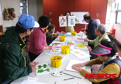 【서울=뉴시스】금천구가 경증 치매어르신과 가족의 삶의 질 향상을 위해 9월초 주간 보호프로그램인 ‘기억키움학교’를 서울 금천구치매지원센터에서 개소할 예정이다.&nbsp; 기억키움학교에서 제공하는 프로그램은 기초활력측정, 건강관리와 건강상담 등 의료서비스가 있으며 맞춤형 인지건강 프로그램(치료프로그램, 운동프로그램, 여가프로그램, 음악 및 미술프로그램 등)을 제공한다. 2015.08.17. (사진=금천구청 제공)&nbsp; photo@newsis.com