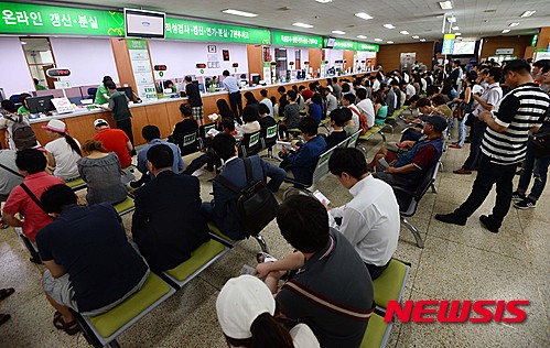 【서울=뉴시스】김진아 기자 = 17일 오후 서울 강남운전면허시험장이 응시자들로 북적이고 있다.&nbsp; 정부는 광복 70주년을 맞아 '8.15' 특별사면으로 운전면허 취소·정지·벌점, 건설분야 입찰제한 등 행정제재자 220만6천924명에 대한 특별 감면조치를 단행했다. 2015.08.17.&nbsp; bluesoda@newsis.com