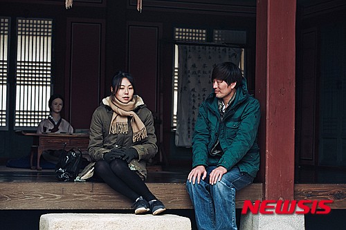 【수원=뉴시스】김경호 기자= 경기 수원시는 17일 수원에서 올로케 한 홍상수 감독의 '지금은 맞고 그때는 틀리다'가 스위스 로카르노국제영화제에서 대상을 수상했고, 배우 정재영은 남우주연상을 수상했다고 밝혔다. '지금은 맞고 그때는 틀리다'의 한 장면. 2015.08.17(사진= 수원시 제공)&nbsp; photo@newsis.com