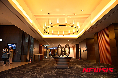 【서울=뉴시스】호텔 객실에서 그림을 전시 판매하는 'AHAF SEOUL 2015'가 서울 여의도 콘래드호텔에서 21일 개막한다.