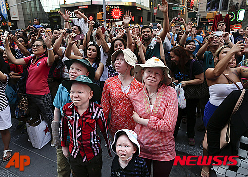 【뉴욕=AP/뉴시스】자선단체의 도움으로 미국 뉴욕 스태튼 섬에서 올 여름을 보내고 있는 5명의 알비노 흑인들이 뉴욕 타임스스퀘어에서 즐거운 시간을 보내고 있다. 사진은 지난 7월28일 촬영한 것이다. 2015.08.19.