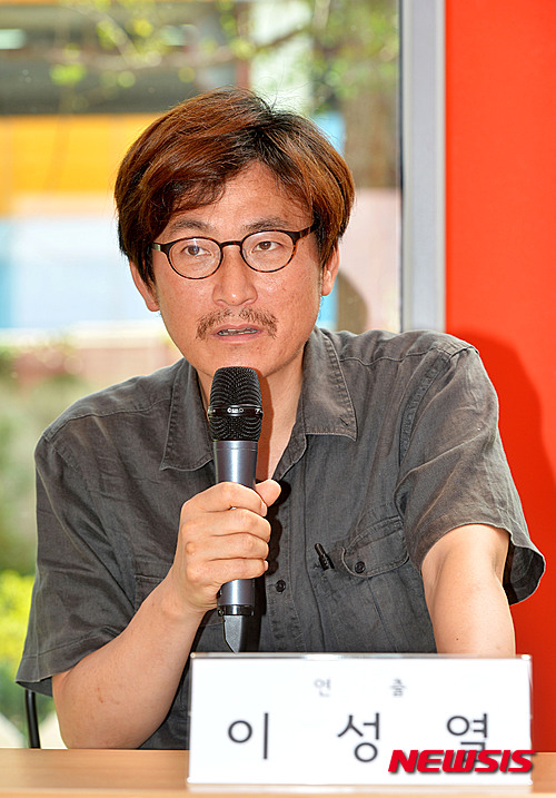 【서울=뉴시스】이영환 인턴기자 = 연출가 이성열이 18일 오후 서울 용산구 서계동 국립극단 백성희장민호극장에서 열린 연극 '아버지와 아들' 기자간담회에서 작품 설명을 하고 있다.&nbsp; 연극 '아버지와 아들'은 러시아 3대 문호 이반 투르게네프 원작으로 오는 9월 2일부터 25일까지 서울 중구 명동예술극장에서 공연된다. 2015.08.18.&nbsp; 20hwan@newsis.com