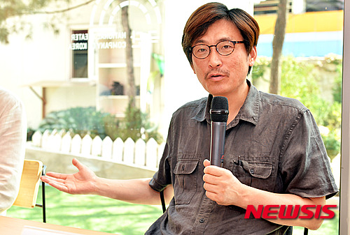 【서울=뉴시스】이영환 인턴기자 = 18일 오후 서울 용산구 서계동 국립극단 백성희장민호극장에서 열린 연극 '아버지와 아들' 기자간담회에서 연출가 이성열이 취재진의 질문에 답하고 있다.&nbsp; 연극 '아버지와 아들'은 러시아 3대 문호 이반 투르게네프 원작으로 오는 9월 2일부터 25일까지 서울 중구 명동예술극장에서 공연된다. 2015.08.18.&nbsp; 20hwan@newsis.com