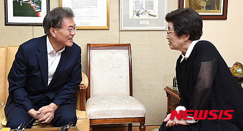 【서울=뉴시스】국회사진기자단 = 김대중 전 대통령의 서거 6주기인 18일 새정치민주연합 문재인 대표가 서울 마포구 동교동 김대중 대통령 사저에서 이희호 여사를 예방해 환담을 나누고 있다. 2015.08.18. photo@newsis.com