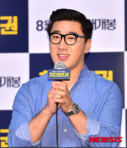 【서울=뉴시스】김선웅 인턴기자 = 18일 오후 서울 광진구 롯데시네마 건대입구점에서 열린 영화 '치외법권' 시사회에 참석한 신동엽 감독이 취재진의 질문에 답변하고 있다. 2015.08.18. lassoft2@newsis.com