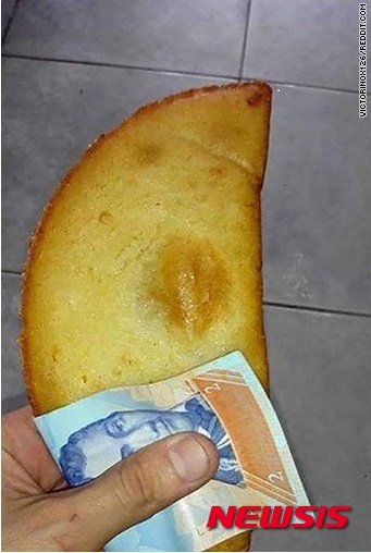 【서울=뉴시스】냅킨으로 쓰이는 베네수엘라 화폐. 미국 주요 뉴스와 포럼 서비스를 제공하는 레딧(Reddit)에 게시된 이 사진은 큰 소동을 일으켰다. 베네수엘라 화폐 가치는 냅킨 한 장조차 살 수 없을 만큼 가치가 떨어졌다. 2015.08.19 (출처: 레딧/Reddit 페이지)