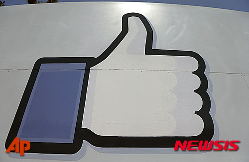 【뉴욕=AP/뉴시스】지난 2014년 6월11일 자료사진으로&nbsp; 미국 캘리포니아주(州) 멘로 파크에 있는 소셜네트워킹서비스 페이스북의 본사 입구에 페이스북의 ‘좋아요’ 심볼. 소셜네트워킹서비스 페이스북의 하루 사용자가 처음으로 10억 명을 기록했다. 페이스북의 최고경영자(CEO) 마크 주커버그가 27일(현지시간) 자신의 페이스북 페이지에 페이스북 사용자가 지난 24일 10억명을 기록했다며 이는 세계 인구 7명 중 1명이 친구와 가족을 연결해주는 소셜 네트워크 서비스 페이스북에 로그인한다는 것이라고 밝혔다. 2015.8.28