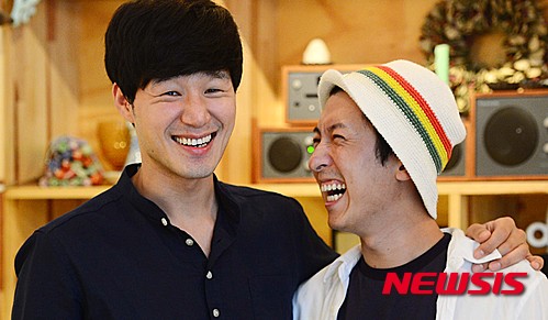 【서울=뉴시스】김진아 기자 = 뮤지컬 '여신님이 보고 계셔'의 한영범 역을 맡은 두 배우 김종구(왼쪽), 최호중이 19일 오후 서울 종로구 대학로 한 카페에서 뉴시스와 인터뷰 전 포즈를 취하고 있다.&nbsp; 뮤지컬 '여신님이 보고 계셔'는 총성이 빗발치는 한국전쟁 한 가운데, 조용한 무인도에 표류하게 된 한국군과 북한군이 오로지 살아남기 위해 '여신님이 보고 계셔' 작전을 함께 펼치게 되면서 벌어지는 이야기를 그린 작품으로 오는 10월 11일까지 대학로 유니플렉스에서 공연된다. 2015.08.19.&nbsp; bluesoda@newsis.com