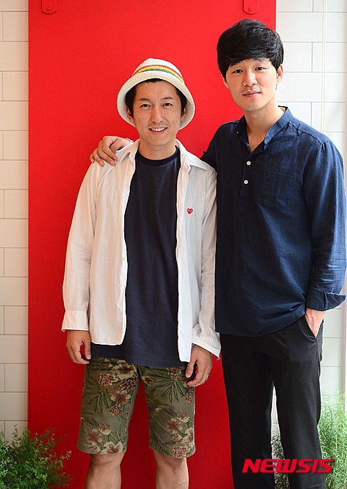 【서울=뉴시스】김진아 기자 = 뮤지컬 '여신님이 보고 계셔'의 한영범 역을 맡은 두 배우 김종구(오른쪽), 최호중이 19일 오후 서울 종로구 대학로 한 카페에서 뉴시스와 인터뷰 전 포즈를 취하고 있다.&nbsp; 뮤지컬 '여신님이 보고 계셔'는 총성이 빗발치는 한국전쟁 한 가운데, 조용한 무인도에 표류하게 된 한국군과 북한군이 오로지 살아남기 위해 '여신님이 보고 계셔' 작전을 함께 펼치게 되면서 벌어지는 이야기를 그린 작품으로 오는 10월 11일까지 대학로 유니플렉스에서 공연된다. 2015.08.19.&nbsp; bluesoda@newsis.com