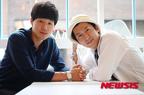 【서울=뉴시스】김진아 기자 = 뮤지컬 '여신님이 보고 계셔'의 한영범 역을 맡은 두 배우 김종구(왼쪽), 최호중이 19일 오후 서울 종로구 대학로 한 카페에서 뉴시스와 인터뷰 전 포즈를 취하고 있다.&nbsp; 뮤지컬 '여신님이 보고 계셔'는 총성이 빗발치는 한국전쟁 한 가운데, 조용한 무인도에 표류하게 된 한국군과 북한군이 오로지 살아남기 위해 '여신님이 보고 계셔' 작전을 함께 펼치게 되면서 벌어지는 이야기를 그린 작품으로 오는 10월 11일까지 대학로 유니플렉스에서 공연된다. 2015.08.19.&nbsp; bluesoda@newsis.com