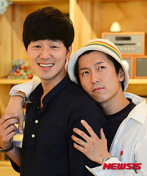 【서울=뉴시스】김진아 기자 = 뮤지컬 '여신님이 보고 계셔'의 한영범 역을 맡은 두 배우 김종구(왼쪽), 최호중이 19일 오후 서울 종로구 대학로 한 카페에서 뉴시스와 인터뷰 전 포즈를 취하고 있다.&nbsp; 뮤지컬 '여신님이 보고 계셔'는 총성이 빗발치는 한국전쟁 한 가운데, 조용한 무인도에 표류하게 된 한국군과 북한군이 오로지 살아남기 위해 '여신님이 보고 계셔' 작전을 함께 펼치게 되면서 벌어지는 이야기를 그린 작품으로 오는 10월 11일까지 대학로 유니플렉스에서 공연된다. 2015.08.19.&nbsp; bluesoda@newsis.com