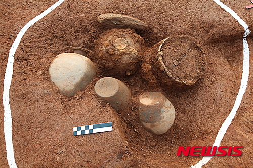 익산 왕궁리유적 부엌터 내 백제 토기 및 철제솥 출토 상태(사진=문화재청)