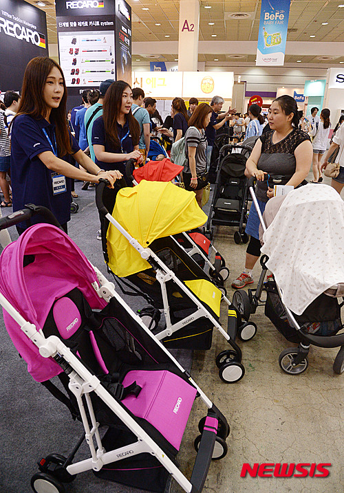 【서울=뉴시스】 장세영 기자 = 20일 서울 삼성동 코엑스에서 국내 최대 육아용품 전시회인 '제28회 베페 베이비페어'가 열린 가운데 관람객들이 유아용품들을 둘러보고 있다. 2015.08.20.&nbsp;&nbsp; photothink@newsis.com