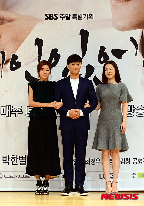 【서울=뉴시스】신효령 기자 = 배우 박한별(왼쪽부터), 지진희, 김현주가 20일 오후 서울 목동 SBS 사옥에서 열린 새 주말드라마 '애인있어요' 제작발표회에 참석해 포토타임을 갖고 있다.&nbsp; '애인있어요'는 기억을 잃은 여자가 죽도록 증오했던 남편과 다시 사랑에 빠지는 내용을 담은 드라마로 오는 22일 첫 방송 예정이다.(사진=SBS 제공)