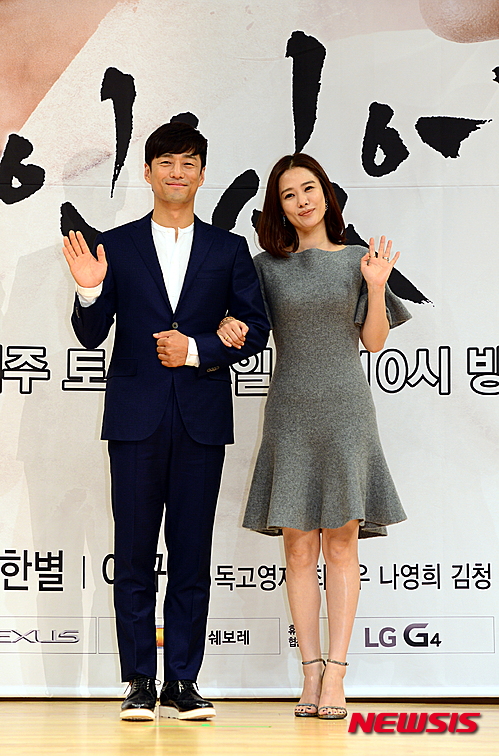 【서울=뉴시스】신효령 기자 = 배우 지진희(왼쪽), 김현주가 20일 오후 서울 목동 SBS 사옥에서 열린 새 주말드라마 '애인있어요' 제작발표회에 참석해 포토타임을 갖고 있다.&nbsp; '애인있어요'는 기억을 잃은 여자가 죽도록 증오했던 남편과 다시 사랑에 빠지는 내용을 담은 드라마로 오는 22일 첫 방송 예정이다.(사진=SBS 제공)