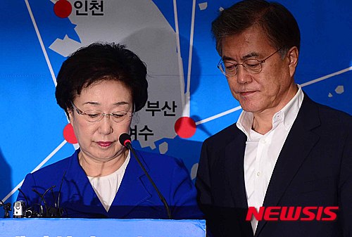 [서울=뉴시스]전신 기자 = 지난 2015년 8월20일 당시 9억여원의 불법 정치자금을 받은 혐의로 징역 2년의 실형이 최종 확정된 한명숙 전 국무총리(당시 새정치민주연합 의원이) 서울 여의도 국회 당대표회의실에서 입장을 밝히기 전 굳은 표정을 짓고 있다. 오른쪽 옆은 현 문재인 대통령. 2015.08.20. photo1006@newsis.com