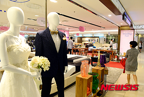 【서울=뉴시스】조성봉 기자 = ‘롯데 웨딩페어’ 시작일인 20일 오후 서울 중구 롯데백화점에서 고객들이 제품을 살펴보고 있다.&nbsp; 롯데백화점은 오는 30일까지 11일간 전 지점에서 역대 최대 규모의 '롯데 웨딩페어'를 진행, 가전·가구, 리빙, 시계, 보석, 패션, 잡화 등 전 상품군이 참여해 역대 최대 규모인 총 1200억원어치의 혼수상품을 내놓올 예정이다. 2015.08.20. suncho21@newsis.com