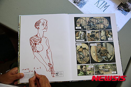 김정기가 팬사인회에서 그림 사인을 해주고 있는 모습(사진=레스빠스71갤러리)