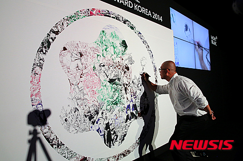 라이브 드로잉쇼를 하고 있는 김정기 모습(사진=레스빠스71갤러리)