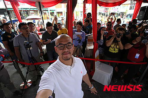 라이브 드로잉쇼를 하고 있는 김정기 작가(사진=레스빠스71갤러리)