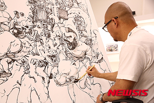 라이브 드로잉쇼를 하고 있는 김정기 작가(사진=레스빠스71갤러리)