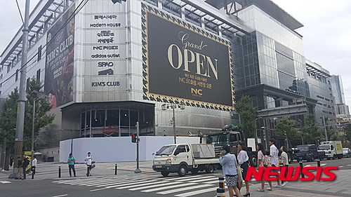 【부산=뉴시스】이경길 기자 = 부산 NC백화점 서면점이 오는 22일 개장 100일을 앞두고 안정적인 매출을 기록하며 쾌조의 스타트를 보여 서면지역 상권 판세의 변화가 일고 있다. 2015.08.21.&nbsp; hmdlee@newsis.com