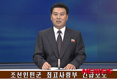 【서울=뉴시스】북한은 20일 조선중앙TV를 통해 조선인민군 최고사령부 긴급보도 했다. 보도에서 포탄 발사를 부인하며 남측이 북쪽으로 36발 발사했다고 주장했다. 북측의 피해는 없다고 밝히며 조선노동당 중앙군사회의 비상확대회의가 소집된다고 밝혔다. 2015.08.21.(사진=조선중앙TV 캡쳐) photo@newsis.com