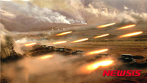 【서울=뉴시스】北 노동신문은 21일자 2면에 '선군은 승리, 우리의 총대는 자비를 모른다'는 타이틀로 "전선중서부지역에서 남조선이 무모한 군사적도발행위를 했다"며, "불은 불로써 다스리고 불세레로 정신차리게 해야한다"고 밝히고 군부대 모습과 포대 사격 사진과 함께 보도하고 있다. 2015.06.21. (출처=노동신문)&nbsp; photo@newsis.com