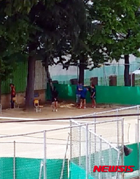 【순천=뉴시스】송창헌 기자 = 전남의 한 중학교 운동부 30대 코치가 훈련에 집중하지 못한다는 이유 등으로 운동부원의 안면부를 수차례 주먹으로 폭행해 과잉 체벌 논란이 일고 있다. 지난 10일 운동부 코치가 한 부원의 얼굴을 때리는 장면. 2015.08.23 (사진=독자 제공) photo@newsis.com