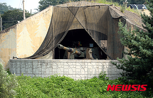 【파주=뉴시스】박영태 기자 = 북한군이 전날 경기도 연천군 중면지역에 로켓포로 추정되는 포탄 1발을 발사한 가운데 21일 오후 경기 파주의 한 군부대의 자주포가 북쪽을 향해 개방되어 있다. 2015.08.21. since1999@newsis.com