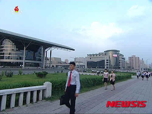 【서울=뉴시스】북한의 포격 도발로 남·북한 사이 군사적 긴장이 고조되고 있는 21일 北 조선중앙TV가 평양시내 모습을 보도하고 있다.&nbsp; 북한은 지난 20일 우리 군에 ‘48시간 내에 대북 심리전 방송을 중단하고 확성기를 철거하지 않으면 군사행동에 나서겠다’고 위협했다. 2015.08.21. (사진=조선중앙TV 캡쳐) photo@newsis.com