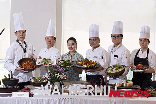 【서울=뉴시스】워커힐 CS사업부는 최근 충북 음성군 코스카 컨트리클럽 내 클럽하우스에서 클럽하우스 고객 서비스 강화를 위한 ‘가을 메뉴 R&D 품평회’를 열었다.(사진=워커힐 CS사업부 제공)