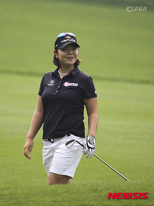 【서울=뉴시스】장남수 인턴기자 = 22일 경기 양평 더스타휴 골프앤 리조트에서 열린 'BOGNER MBN 여자오픈 3R'에서 이민영 선수가 15번홀 세컨샷을 하고 타구의 방향을 살피고 있다. 2015.08.23. (사진=KLPGA/박준석 제공) photo@newsis.com