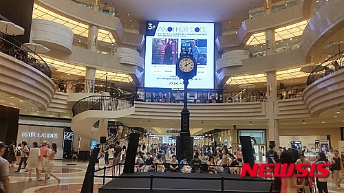 【서울=뉴시스】김동현 기자 = 지난 22일 리뉴얼 오픈한 AK 플라자 광장의 모습. 광장 중앙에는 '타운 클락(TOWN CLOCK)'이라는 시계탑이 조성돼 있다. oj1001@newsis.com