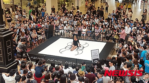 【서울=뉴시스】김동현 기자 = 지난 22일 세계적인 비주얼 아티스트 헤더 한센(Heather Hansen)의 '러브 제스처(LOVE GESTURE)' 공연이 펼쳐졌다. 해당 공연은 리뉴얼 오픈한 AK 플라자 광장에서 이뤄졌다. AK플라자 측에서 마련한 무료 공연. oj1001@newsis.com