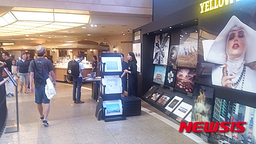 【서울=뉴시스】김동현 기자 = AK플라자 분당점 2층에 위치한 프랑스 사진 갤러리 '옐로우 코너'의 모습. 옐로우 코너에서는 소장가치가 있는 세계 유명 사진작가들의 작품을 직접 관람하며 구매할 수 있다 oj1001@newsis.com