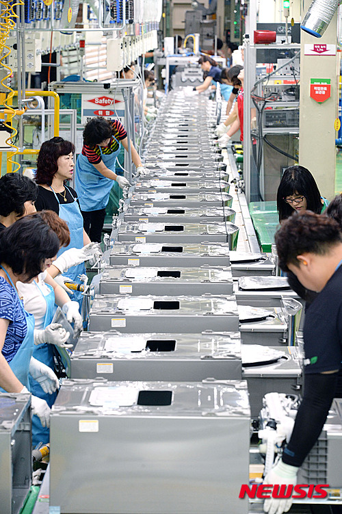 【창원=뉴시스】김민기 기자 = "트롬 트윈워시 출시 이후 전체 드럼세탁기 생산량이 30% 이상 증가했습니다."&nbsp; 김철융 LG전자 세탁기생산담당 상무는 지난 21일 경남 창원시에 위치한 LG전자 창원 2공장 A1동 세탁기 제조라인에서 열린 생산 공장 프레스 투어에서 이같이 말했다.&nbsp; 이곳은 8년 연속 글로벌 1위에 도전하는 LG 세탁기의 핵심 생산기지다. LG전자 주요 가전제품인 세탁기, 의류 건조기, 스타일러, 청소기, 식기 세척기 등의 제조라인이 모여 있다.