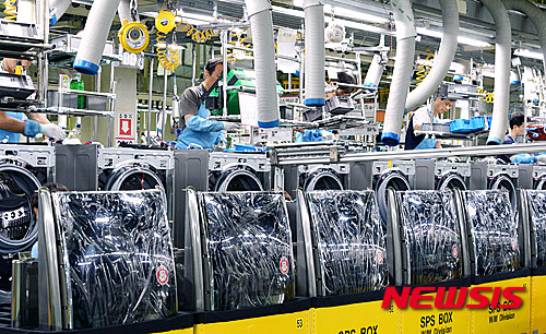 【창원=뉴시스】김민기 기자 = "트롬 트윈워시 출시 이후 전체 드럼세탁기 생산량이 30% 이상 증가했습니다."&nbsp; 김철융 LG전자 세탁기생산담당 상무는 지난 21일 경남 창원시에 위치한 LG전자 창원 2공장 A1동 세탁기 제조라인에서 열린 생산 공장 프레스 투어에서 이같이 말했다.&nbsp; 이곳은 8년 연속 글로벌 1위에 도전하는 LG 세탁기의 핵심 생산기지다. LG전자 주요 가전제품인 세탁기, 의류 건조기, 스타일러, 청소기, 식기 세척기 등의 제조라인이 모여 있다.