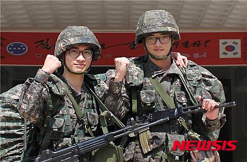 【서울=뉴시스】김태규 기자 = 북한의 포격도발로 한반도 내 긴장감이 극에 달하고 있는 가운데 최전방 부대에 근무중인 장병들의 전역연기 사례가 늘어나고 있다. 사진은 이틀 뒤 전역 예정이었지만 연기 신청을 한 육군 7사단의 전문균(22·왼쪽)·주찬준(22) 병장이다. (사진제공=육군) 2015.08.24.&nbsp; kyustar@newsis.com