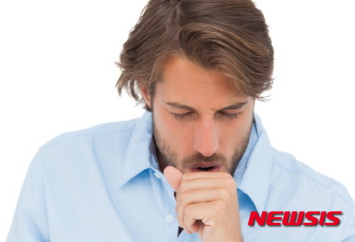 【서울=뉴시스】유희연 기자 = 콧물을 들이 마시고 삼키는 습관이 유난히 심하다면 ‘후비루증후군’을 의심해야 한다. lovely_jh@newsis.com