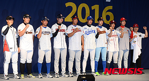 【서울=뉴시스】김진아 기자 = 24일 오후 서울 서초구 더 케이 호텔에서 열린 프로야구 2016 KBO 신인드래프트에서 1차 지명된 선수들이 파이팅을 외치고 있다. 왼쪽부터 kt wiz 박세진, 한화 이글스 김주현, NC 다이노스 박준영, 두산 베어스 이영하, LG 트윈스 김대현, 롯데 자이언츠 박종무, 넥센 히어로즈 주효상, SK와이번스 정동윤, KIA 타이거즈 김현주 선수 가족. 2015.08.24. bluesoda@newsis.com