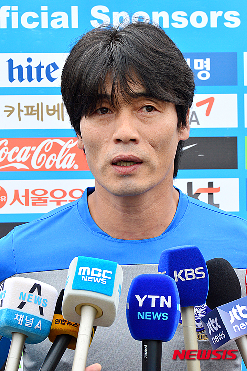 【파주=뉴시스】 배훈식 기자 = 2015 수원 컨티넨탈컵 U-17(17세 이하) 축구대회에 출전하는 최진철 청소년 대표팀 감독이 24일 오후 경기도 파주NFC(대표팀 트레이닝센터)에서 훈련을 앞두고 인터뷰를 하고 있다. 2015.08.24.&nbsp; dahora83@newsis.com