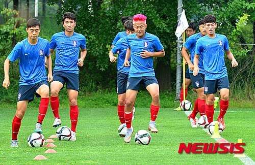 【파주=뉴시스】 배훈식 기자 = 2015 수원 컨티넨탈컵 U-17(17세 이하) 축구대회에 출전하는 청소년 대표팀 선수들이 24일 오후 경기도 파주NFC(대표팀 트레이닝센터)에서 훈련을 하고 있다. 2015.08.24.&nbsp; dahora83@newsis.com